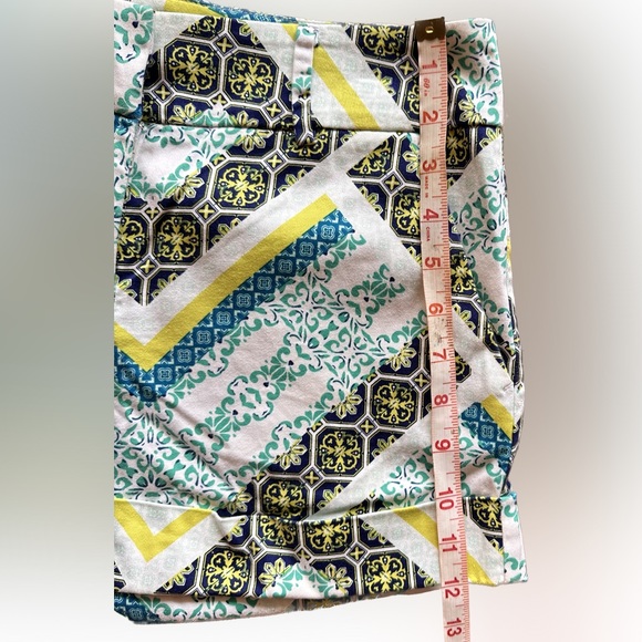 New York and Company pattern shorts size 2 - Picture 3 of 6